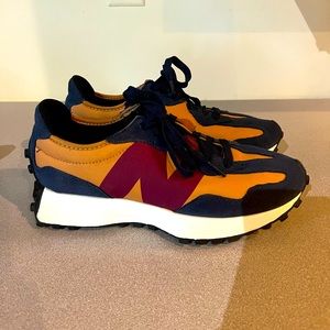 New Balance 327 9Womens/7.5Mens
